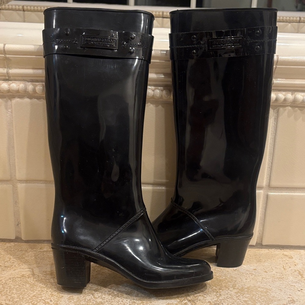 Burberry Black Glossy Rain Boots size 8